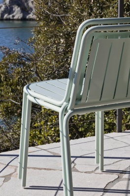 Easy outdoor dining chair