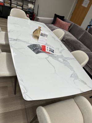 Priamo dining table - showroom sample