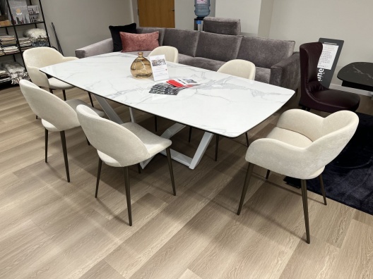 Priamo dining table - showroom sample