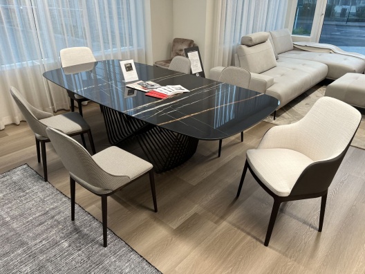 Tenso dining table - showroom