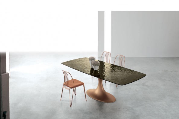 Calice dining table