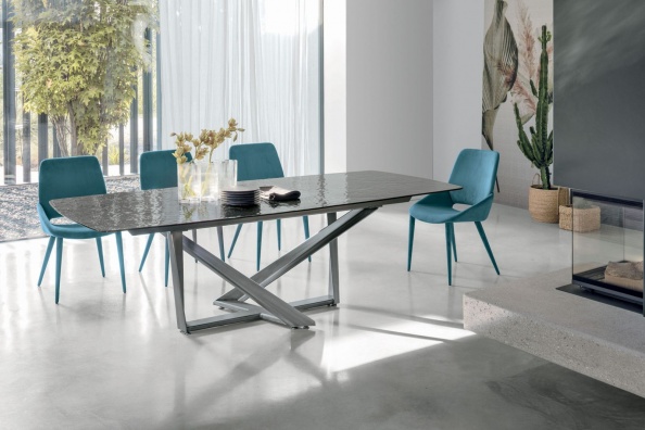 Priamo dining table