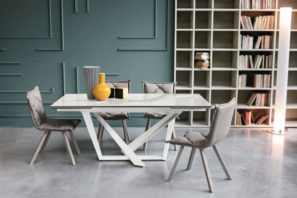 Priamo dining table