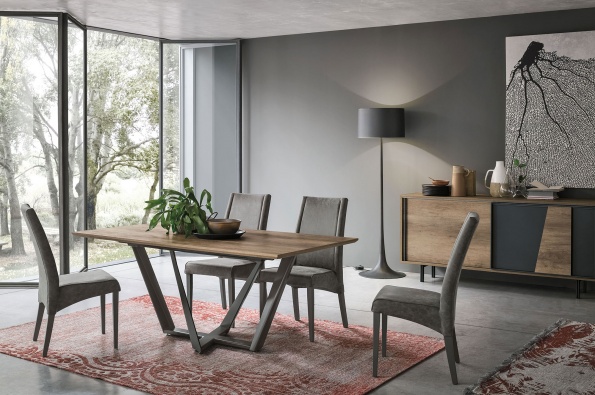 Priamo dining table