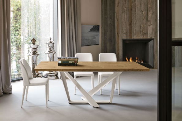 Priamo dining table