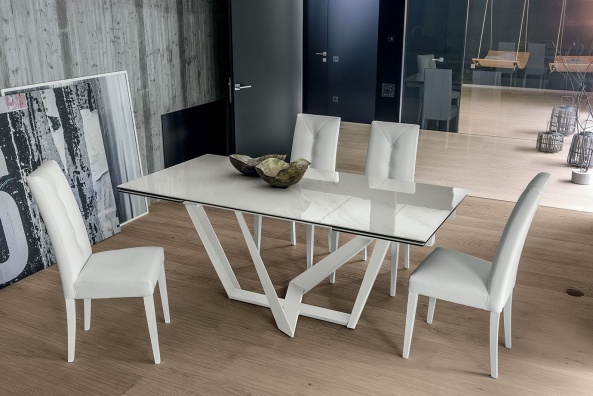 Priamo dining table