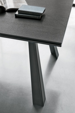 Ponente dining table