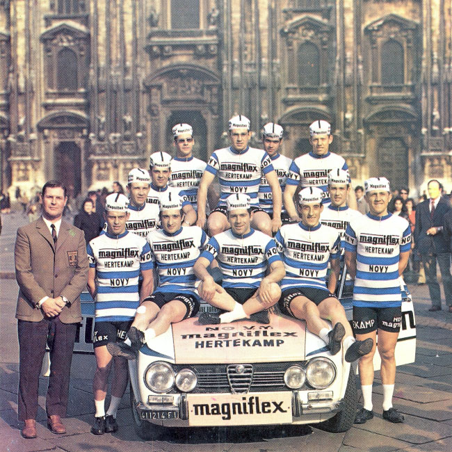 foto storica squadra ciclismo magniflex