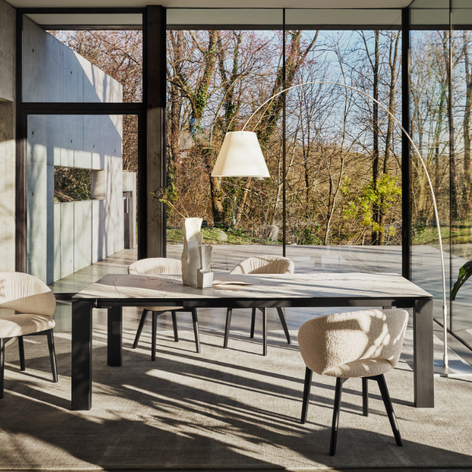 Omnia dining table