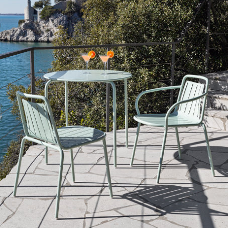 Easy outdoor dining chair