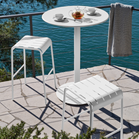 Easy outdoor bar stool
