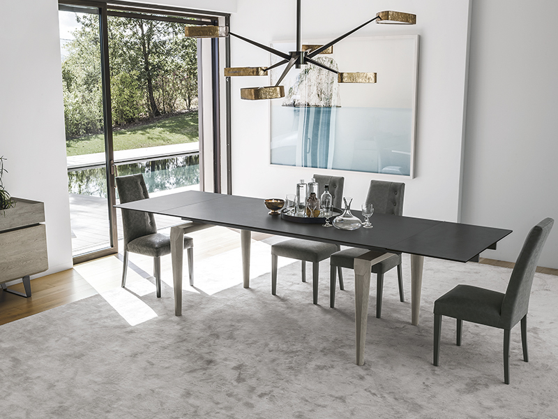 Fa étkezőasztalok és falábú asztalok, modern, formabontó stílusban.